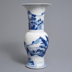 Un grand vase de forme yenyen en porcelaine de Chine famille bleu et blanc, Kangxi — photo 1