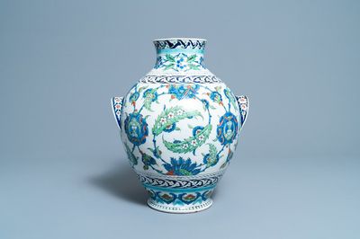 Un grand vase de style Iznik, Cantagalli, Italie, 19ème