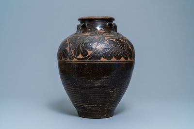 Un grand vase de type Cizhou à décor floral gravé, Yuan/Ming