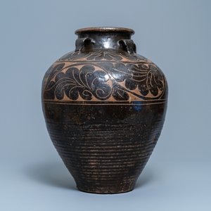 Un grand vase de type Cizhou à décor floral gravé, Yuan/Ming — photo 3