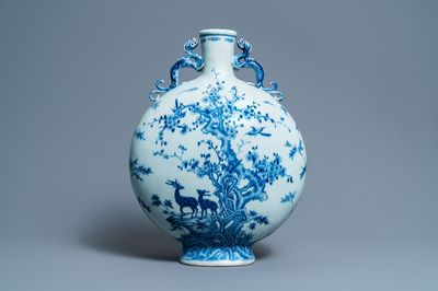 Un grand vase de type 'moonflask' en porcelaine de Chine en bleu et blanc, marque et époque de Qianlong