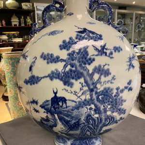 Un grand vase de type 'moonflask' en porcelaine de Chine en bleu et blanc, marque et époque de Qianlong — photo 16