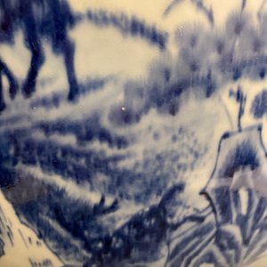 Un grand vase de type 'moonflask' en porcelaine de Chine en bleu et blanc, marque et époque de Qianlong — photo 24