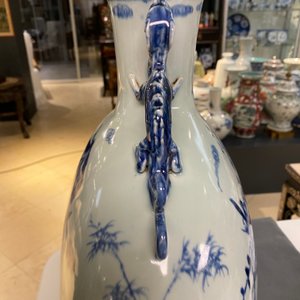 Un grand vase de type 'moonflask' en porcelaine de Chine en bleu et blanc, marque et époque de Qianlong — photo 27