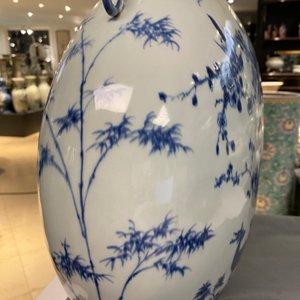 Un grand vase de type 'moonflask' en porcelaine de Chine en bleu et blanc, marque et époque de Qianlong — photo 31