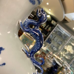 Un grand vase de type 'moonflask' en porcelaine de Chine en bleu et blanc, marque et époque de Qianlong — photo 33