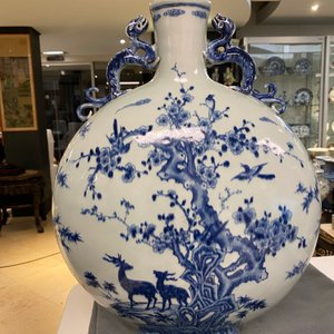 Un grand vase de type 'moonflask' en porcelaine de Chine en bleu et blanc, marque et époque de Qianlong — photo 34