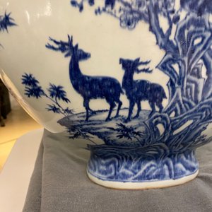 Un grand vase de type 'moonflask' en porcelaine de Chine en bleu et blanc, marque et époque de Qianlong — photo 35
