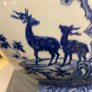 Un grand vase de type 'moonflask' en porcelaine de Chine en bleu et blanc, marque et époque de Qianlong — photo 37
