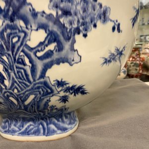 Un grand vase de type 'moonflask' en porcelaine de Chine en bleu et blanc, marque et époque de Qianlong — photo 39