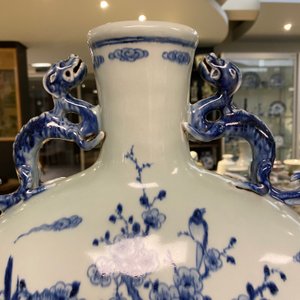 Un grand vase de type 'moonflask' en porcelaine de Chine en bleu et blanc, marque et époque de Qianlong — photo 42