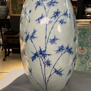 Un grand vase de type 'moonflask' en porcelaine de Chine en bleu et blanc, marque et époque de Qianlong — photo 48