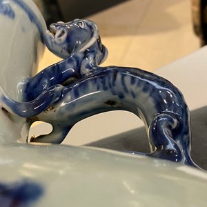 Un grand vase de type 'moonflask' en porcelaine de Chine en bleu et blanc, marque et époque de Qianlong — photo 52