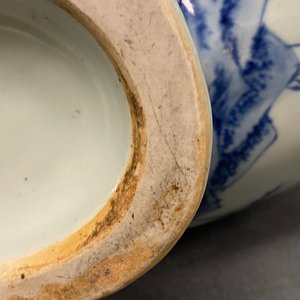 Un grand vase de type 'moonflask' en porcelaine de Chine en bleu et blanc, marque et époque de Qianlong — photo 55