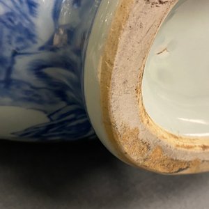 Un grand vase de type 'moonflask' en porcelaine de Chine en bleu et blanc, marque et époque de Qianlong — photo 56