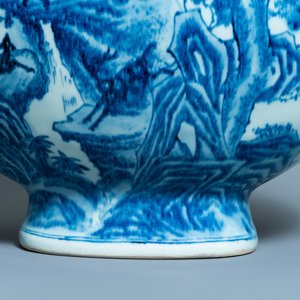 Un grand vase de type 'moonflask' en porcelaine de Chine en bleu et blanc, marque et époque de Qianlong — photo 8