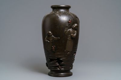 Un grand vase en bronze à décor d'enfants à la pêche aux crabes, marque en creux, Japon, Meiji, 19ème