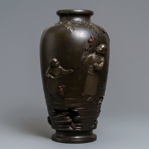 Un grand vase en bronze à décor d'enfants à la pêche aux crabes, marque en creux, Japon, Meiji, 19ème — photo 1
