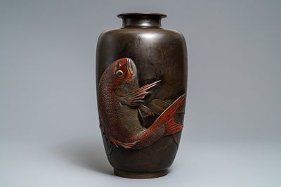 Un grand vase en bronze à décor d'un koi, Japon, Meiji, 19ème