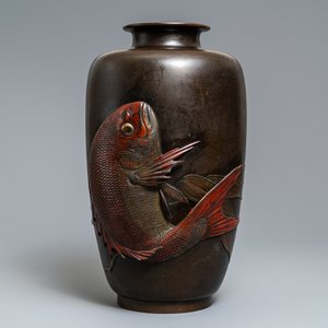 Un grand vase en bronze à décor d'un koi, Japon, Meiji, 19ème — photo 1
