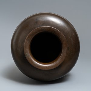 Un grand vase en bronze à décor d'un koi, Japon, Meiji, 19ème — photo 5