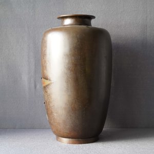 Un grand vase en bronze à décor d'un koi, Japon, Meiji, 19ème — photo 8