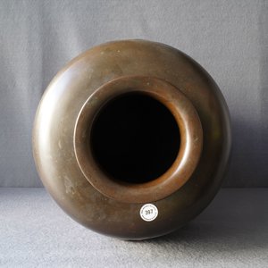 Un grand vase en bronze à décor d'un koi, Japon, Meiji, 19ème — photo 9
