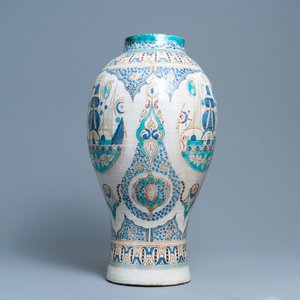 Un grand vase en céramique polychrome, Maroc ou Tunésie, vers 1900 — photo 6