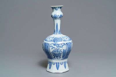 Un grand vase en faïence de Delft bleu et blanc à décor de chinoiserie, fin du 17ème