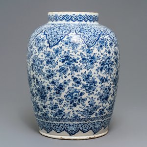 Un grand vase en faïence de Delft bleu et blanc à décor floral, 17/18ème — photo 2