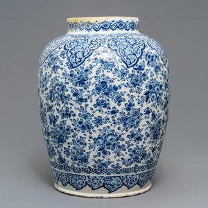 Un grand vase en faïence de Delft bleu et blanc à décor floral, 17/18ème — photo 3