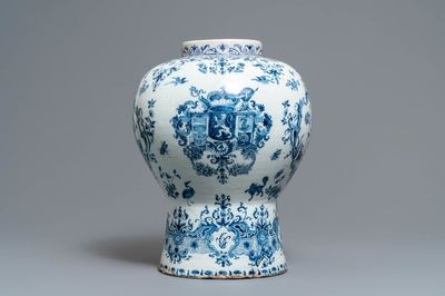 Un grand vase en faïence de Delft bleu et blanc aux armes du Duché de Brabant, 1ère moitié du 18ème