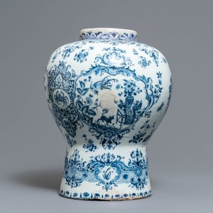 Un grand vase en faïence de Delft bleu et blanc aux armes du Duché de Brabant, 1ère moitié du 18ème — photo 2