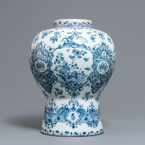 Un grand vase en faïence de Delft bleu et blanc aux armes du Duché de Brabant, 1ère moitié du 18ème — photo 3