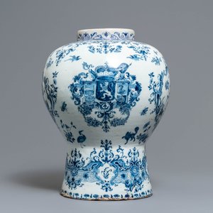 Un grand vase en faïence de Delft bleu et blanc aux armes du Duché de Brabant, 1ère moitié du 18ème — photo 5