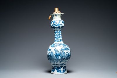 Un grand vase en faïence de Delft en bleu et blanc à décor chinois, fin du 17ème
