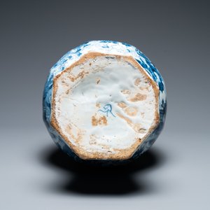 Un grand vase en faïence de Delft en bleu et blanc à décor chinois, fin du 17ème — photo 6