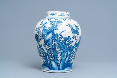 Un grand vase en faïence de Delft en bleu et blanc à décor de chinoiserie aux oiseaux, 18ème