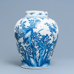 Un grand vase en faïence de Delft en bleu et blanc à décor de chinoiserie aux oiseaux, 18ème — photo 1