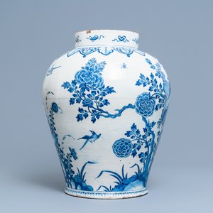 Un grand vase en faïence de Delft en bleu et blanc à décor de chinoiserie aux oiseaux, 18ème — photo 2
