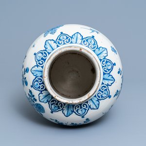 Un grand vase en faïence de Delft en bleu et blanc à décor de chinoiserie aux oiseaux, 18ème — photo 5