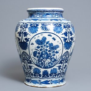 Un grand vase en faïence de Delft en bleu et blanc à décor de chinoiserie, début du 18ème — photo 1