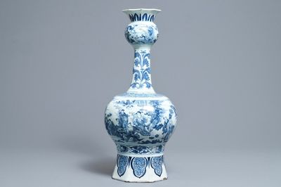 Un grand vase en faïence de Delft en bleu et blanc à décor de chinoiserie, fin du 17ème