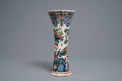 Un grand vase en faïence de Delft en palette cachemire, 17/18ème