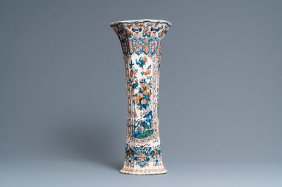 Un grand vase en faïence de Delft en palette cachemire, ca. 1700
