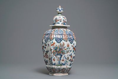 Un grand vase en faïence de Delft en palette cachemire, vers 1700