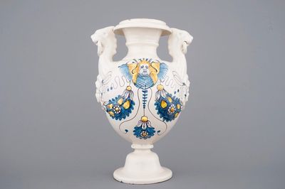 Un grand vase en faïence de Nevers, 17ème siècle