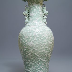 Un grand vase en porcelaine de Chine à décor en relief sur fond céladon, 19ème — photo 1