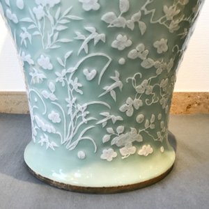 Un grand vase en porcelaine de Chine à décor en relief sur fond céladon, 19ème — photo 18