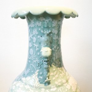 Un grand vase en porcelaine de Chine à décor en relief sur fond céladon, 19ème — photo 20